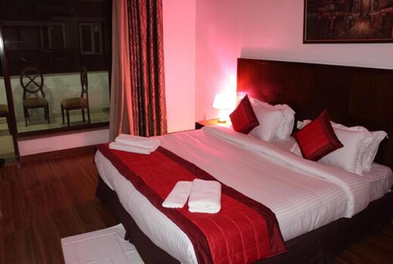 Lime Tree Hotel Sushant Lok Gurgaon Sector 29 Next To Iffco Chowk Metro Buitenkant foto