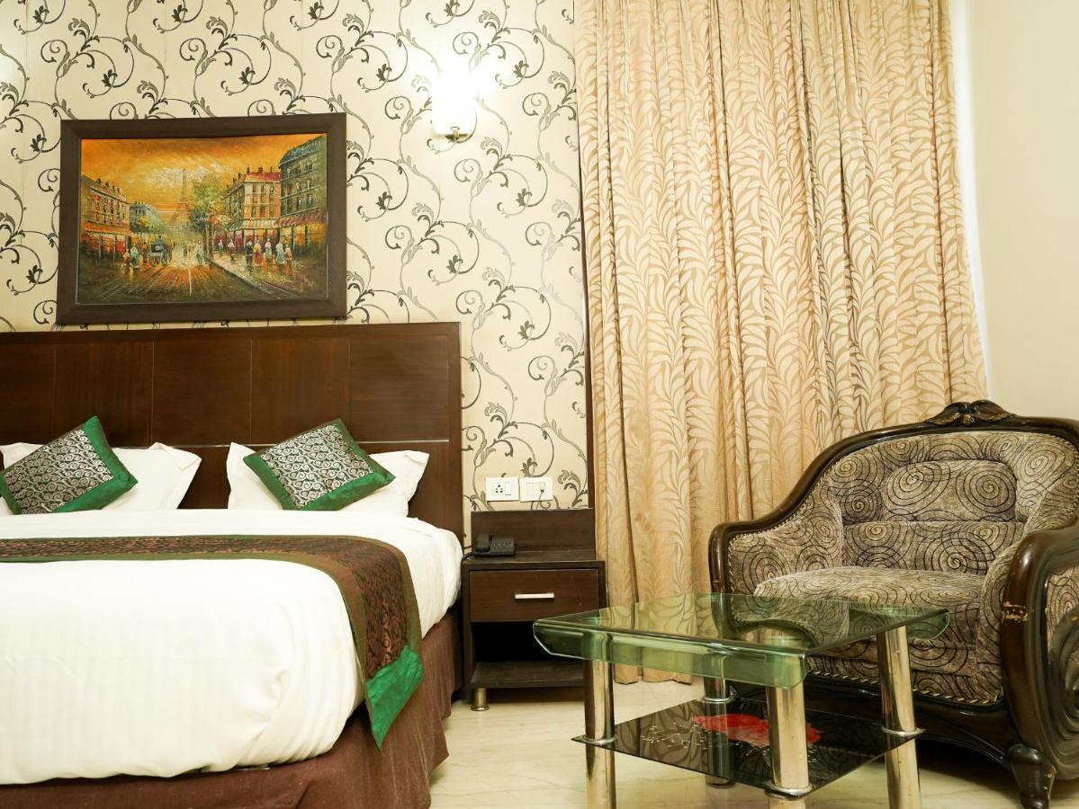 Lime Tree Hotel Sushant Lok Gurgaon Sector 29 Next To Iffco Chowk Metro Buitenkant foto