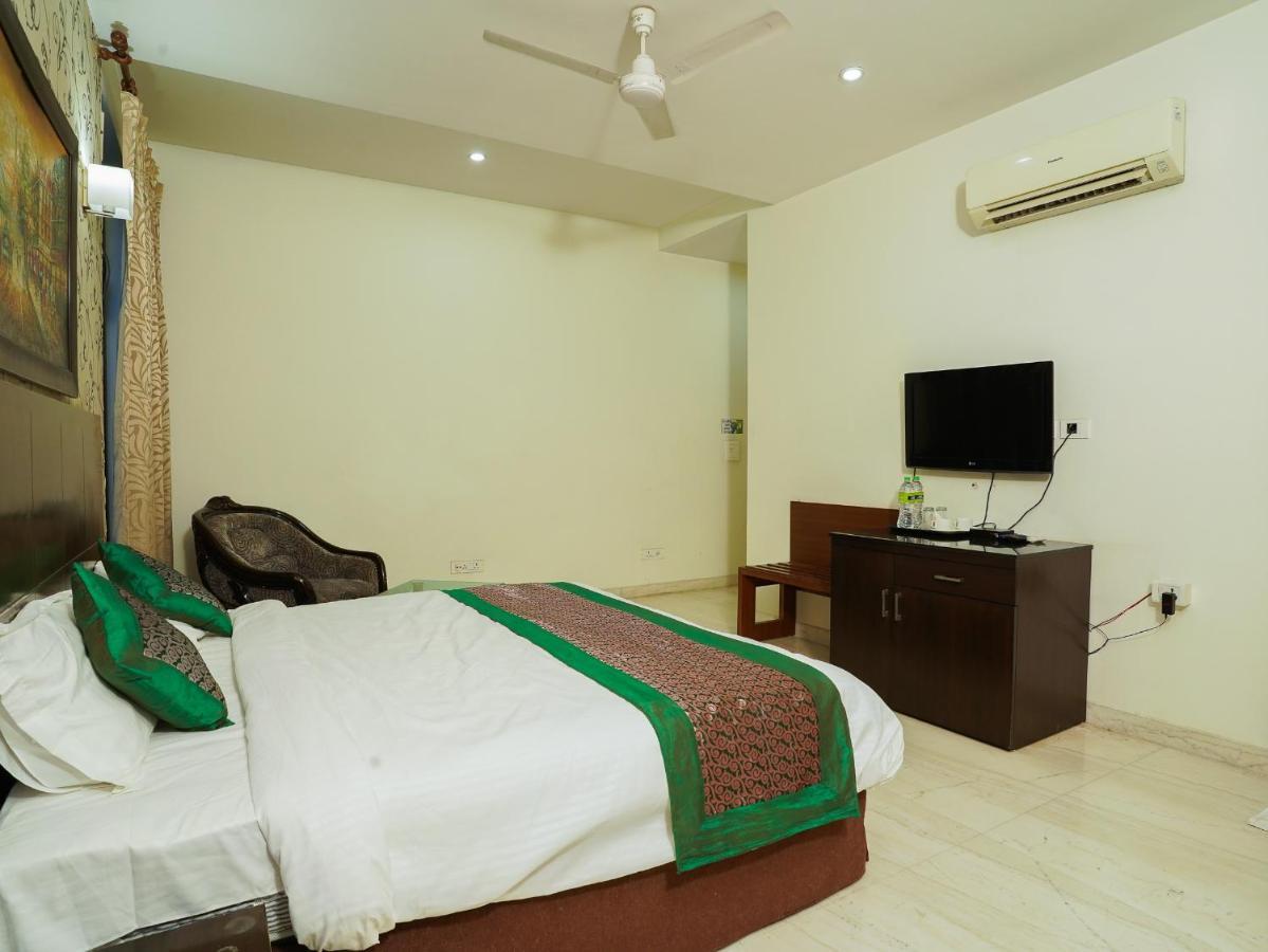 Lime Tree Hotel Sushant Lok Gurgaon Sector 29 Next To Iffco Chowk Metro Buitenkant foto
