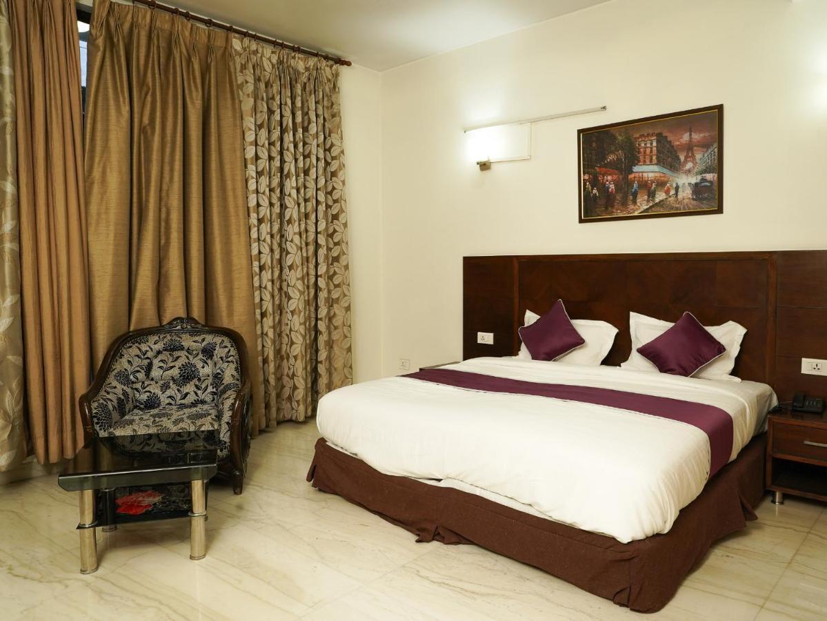Lime Tree Hotel Sushant Lok Gurgaon Sector 29 Next To Iffco Chowk Metro Buitenkant foto