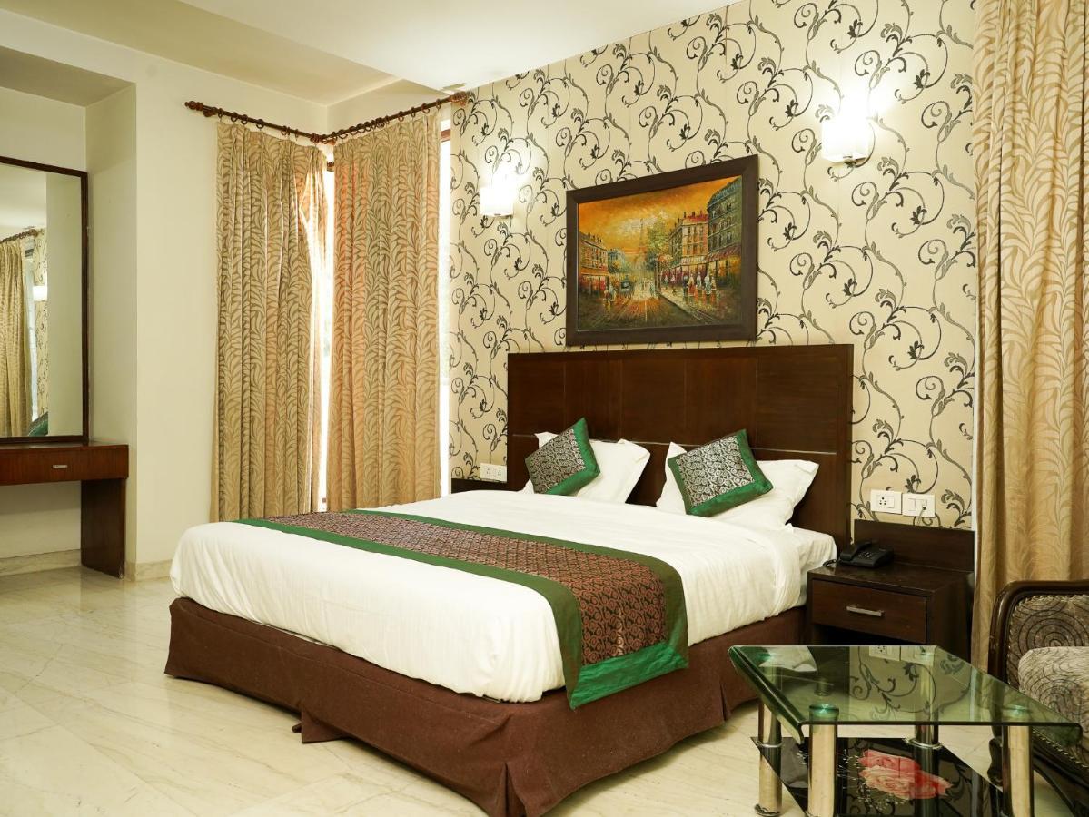 Lime Tree Hotel Sushant Lok Gurgaon Sector 29 Next To Iffco Chowk Metro Buitenkant foto