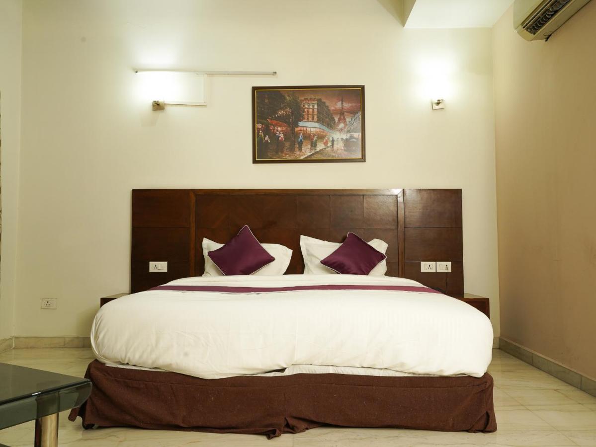 Lime Tree Hotel Sushant Lok Gurgaon Sector 29 Next To Iffco Chowk Metro Buitenkant foto