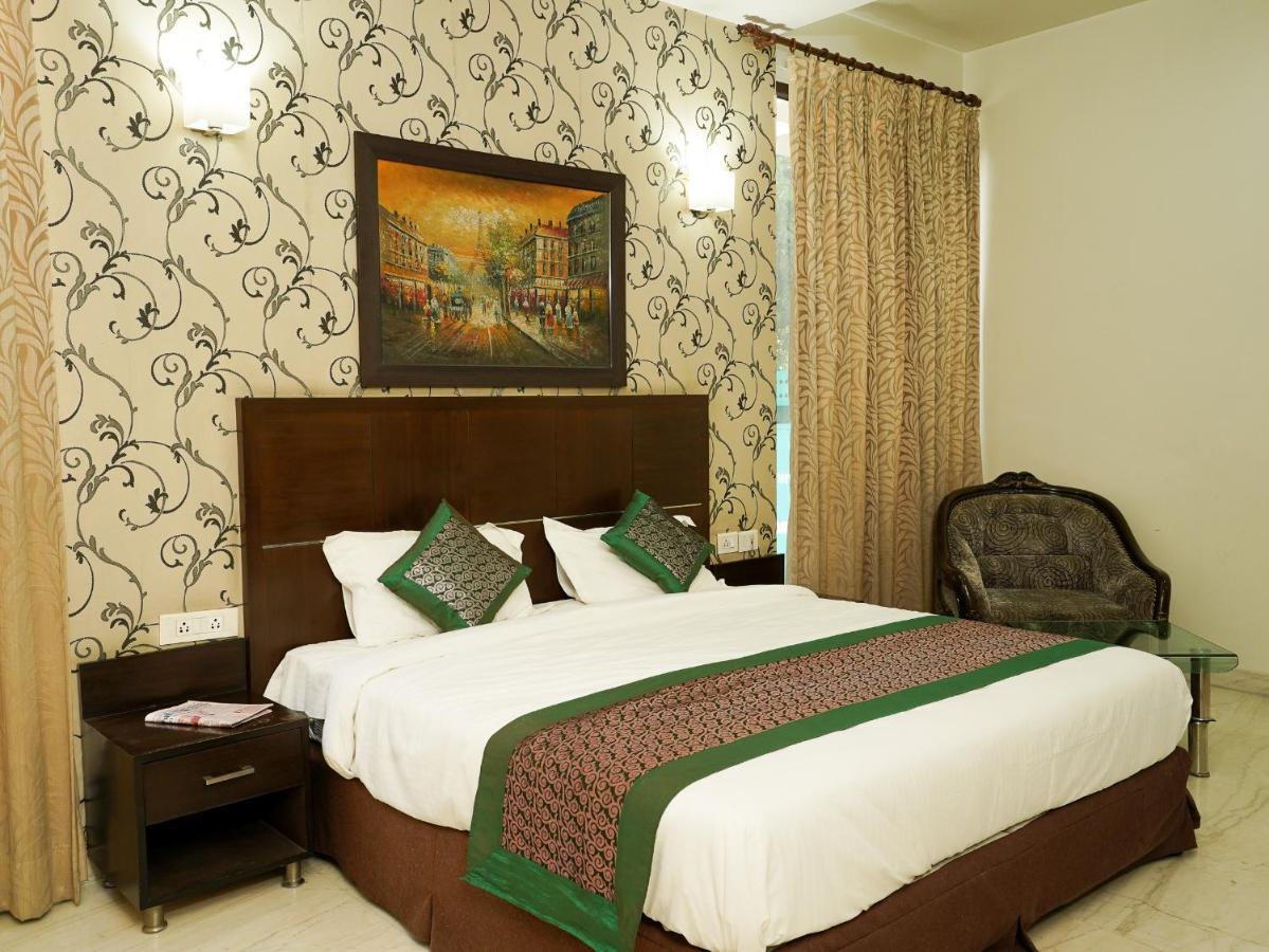 Lime Tree Hotel Sushant Lok Gurgaon Sector 29 Next To Iffco Chowk Metro Buitenkant foto