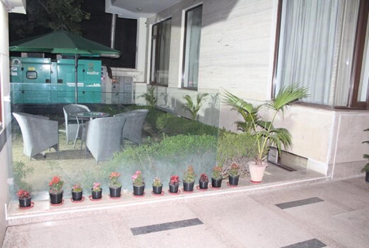Lime Tree Hotel Sushant Lok Gurgaon Sector 29 Next To Iffco Chowk Metro Buitenkant foto