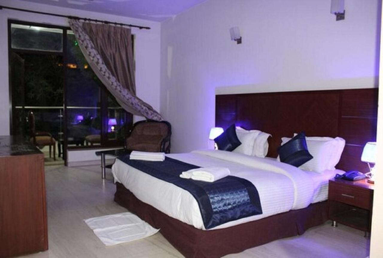 Lime Tree Hotel Sushant Lok Gurgaon Sector 29 Next To Iffco Chowk Metro Buitenkant foto