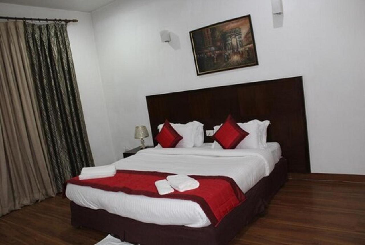 Lime Tree Hotel Sushant Lok Gurgaon Sector 29 Next To Iffco Chowk Metro Buitenkant foto