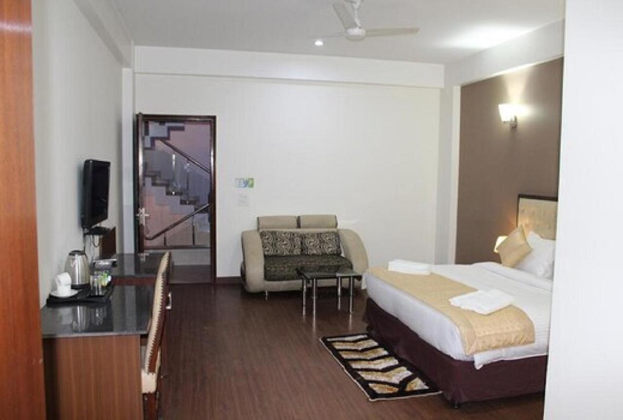 Lime Tree Hotel Sushant Lok Gurgaon Sector 29 Next To Iffco Chowk Metro Buitenkant foto