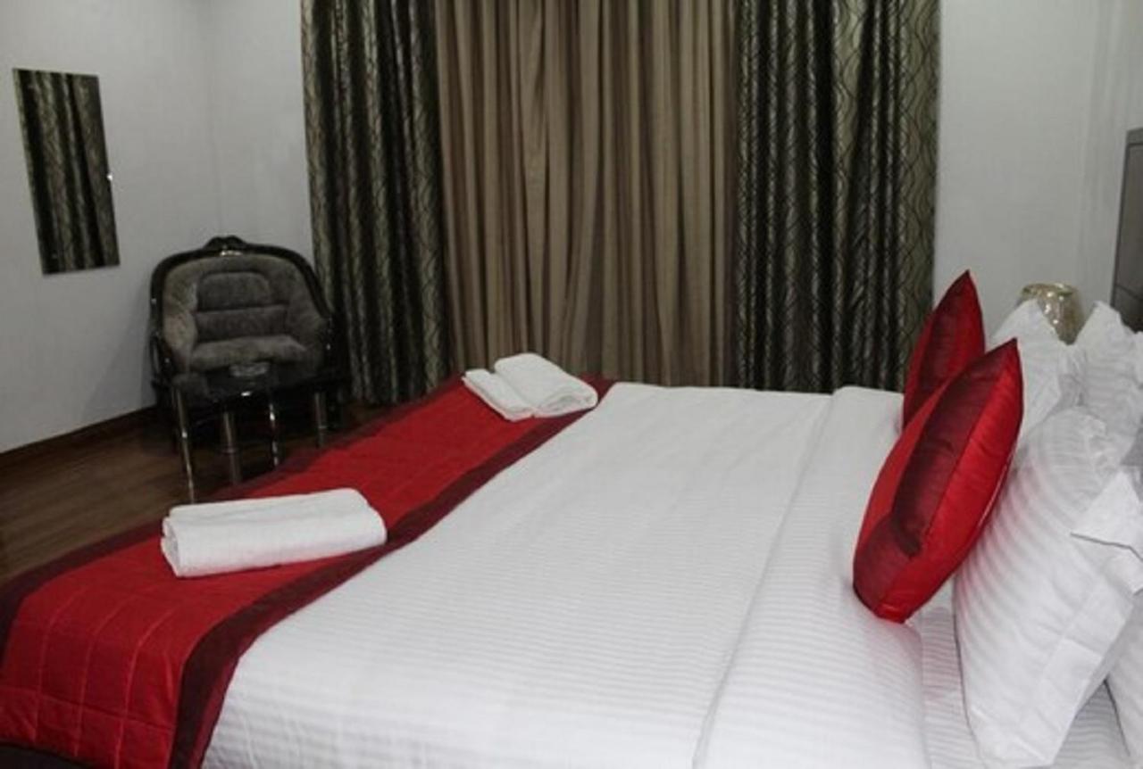 Lime Tree Hotel Sushant Lok Gurgaon Sector 29 Next To Iffco Chowk Metro Buitenkant foto