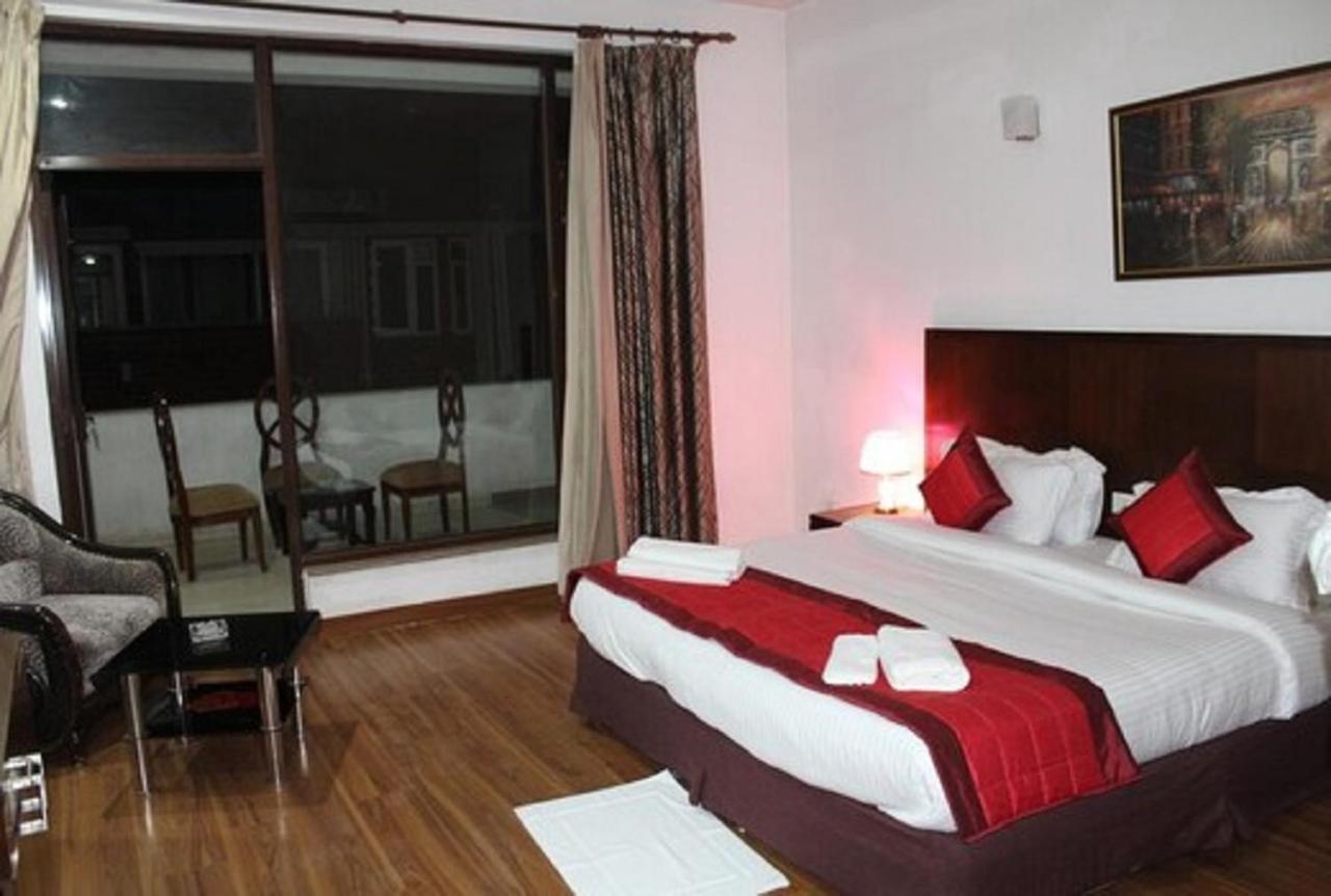 Lime Tree Hotel Sushant Lok Gurgaon Sector 29 Next To Iffco Chowk Metro Buitenkant foto