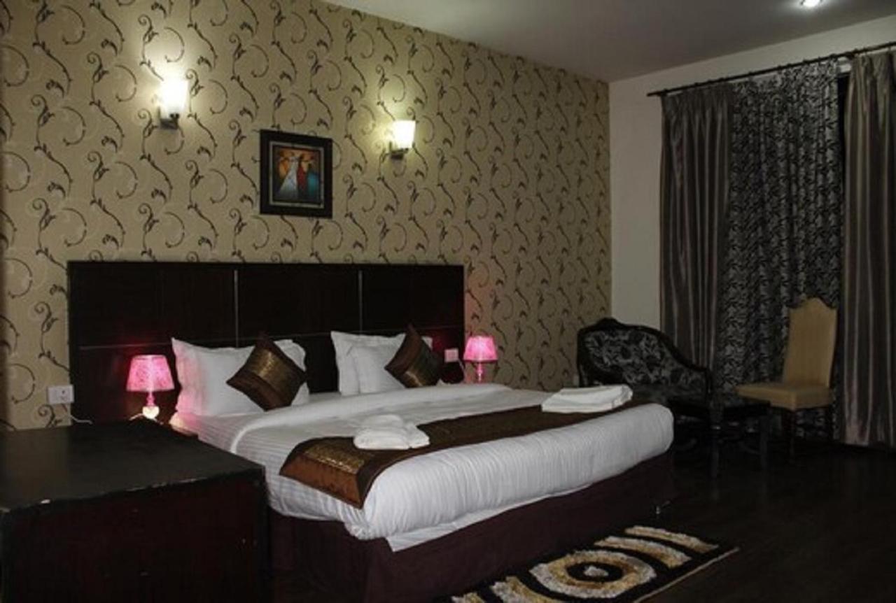 Lime Tree Hotel Sushant Lok Gurgaon Sector 29 Next To Iffco Chowk Metro Buitenkant foto