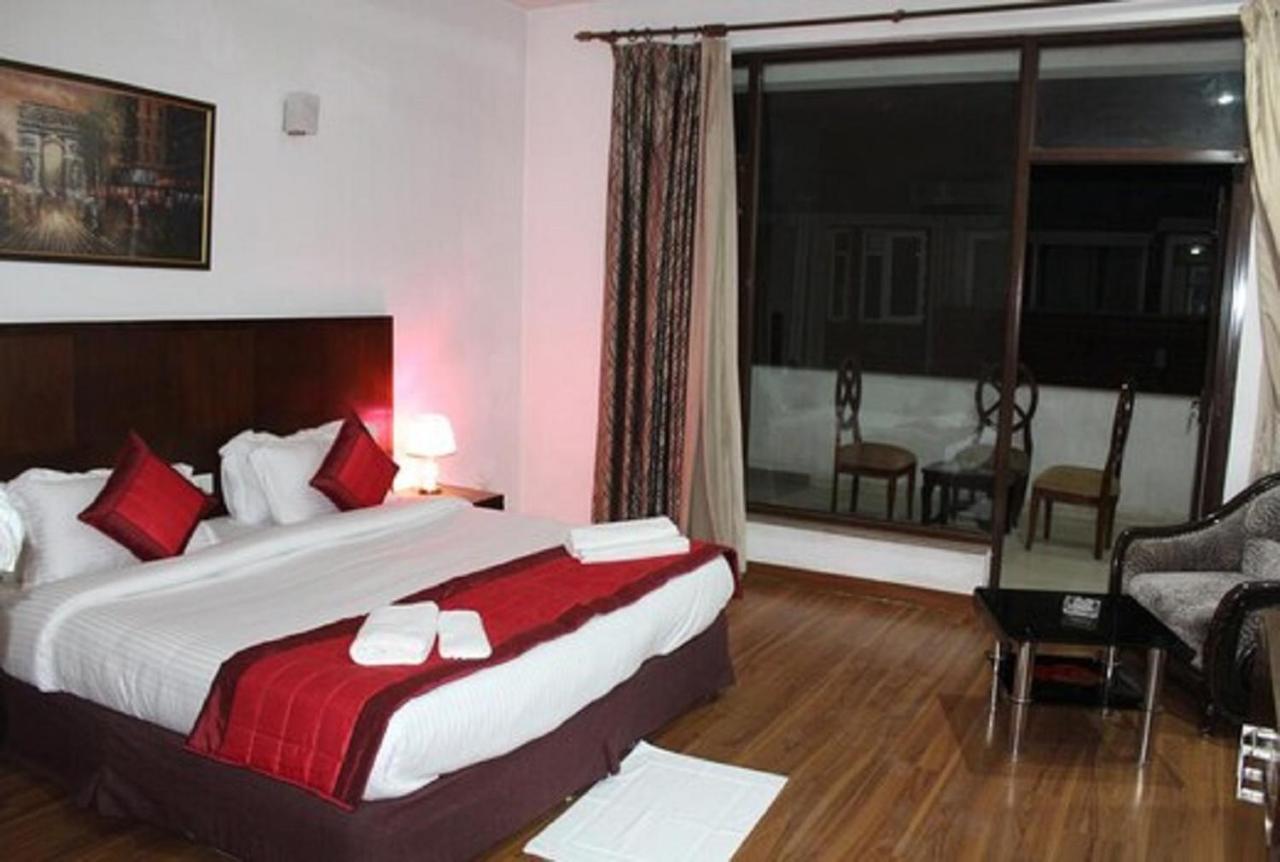 Lime Tree Hotel Sushant Lok Gurgaon Sector 29 Next To Iffco Chowk Metro Buitenkant foto